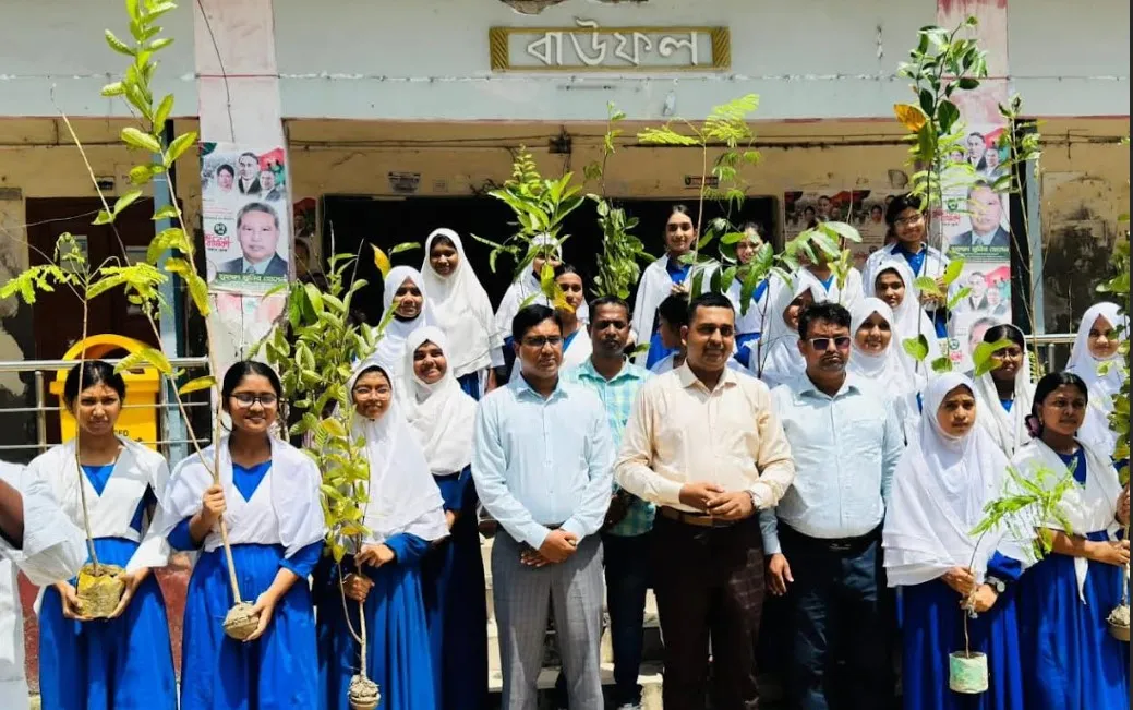 বাউফলে ৩শত শিক্ষার্থীকে বনজ ও ফলজ গাছের চারা বিতরণ 